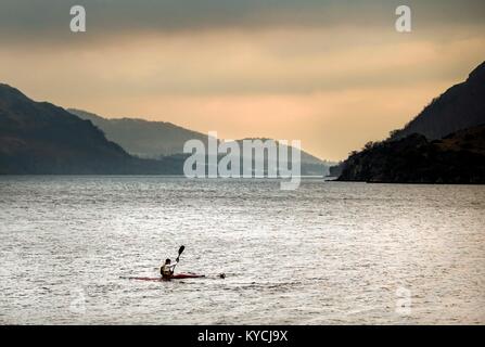 Ein PADDLER am frühen Morgen Licht auf Ullswater, der zweitgrößte See im Lake District, Cumbria. Stockfoto