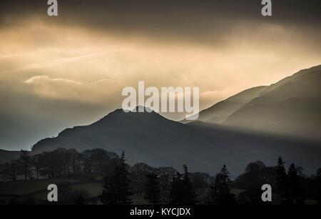Ein Blick auf den Lake District vom Ullswater, der zweitgrößte See im Lake District, Cumbria. Stockfoto