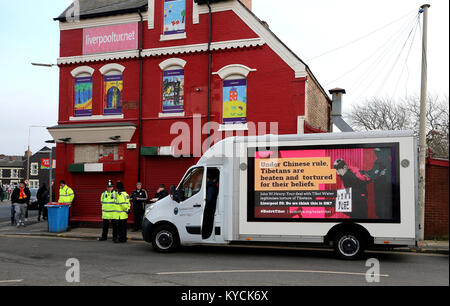 Eine digitale Werbung Anzeige van Protest gegen die chinesische Herrschaft in Tibet und Liverpool Inhaber John W. Henry's befassen sich mit Tibet Wasser außerhalb der Erde vor der Premier League Match in Liverpool, Liverpool. Stockfoto