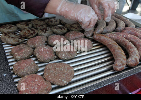 Verschiedene Art von Fleisch Steaks, Frikadellen, Shish Kebab, Filet, Burger und Würstchen mit Brot auf dem Grill. Gegrilltes Fleisch auf dem Grill Stockfoto