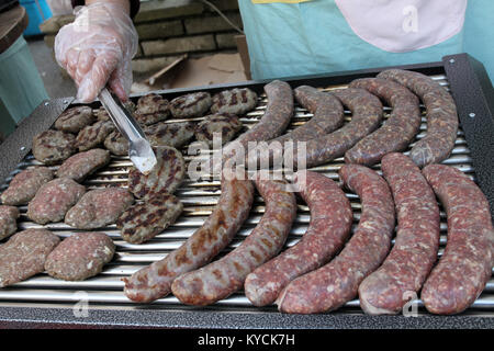 Verschiedene Art von Fleisch Steaks, Frikadellen, Shish Kebab, Filet, Burger und Würstchen mit Brot auf dem Grill. Gegrilltes Fleisch auf dem Grill Stockfoto