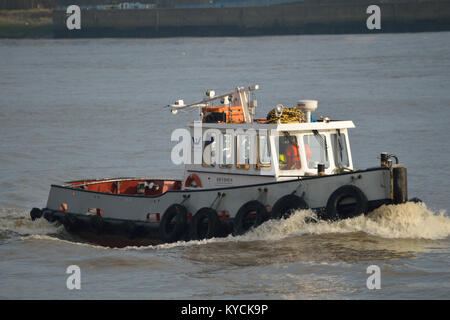 Kleine Schlepper gesehen die Themse nach London an einem sonnigen Nachmittag Stockfoto