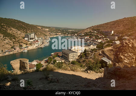 Balaklawa Bucht und die Genueser Festung. Balaklawa, Krim. August 2015 Stockfoto