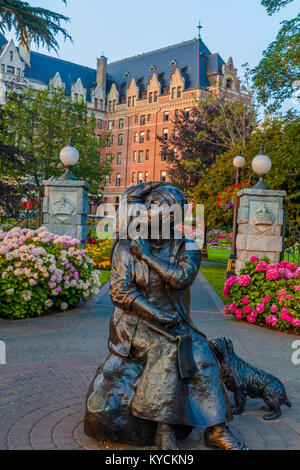 Emily Carr Skulptur das Empress Hotel in den Hintergrund in den inneren Hafen von Victoria Kanada Stockfoto