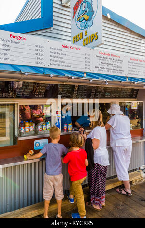 Barb's Fish & Chips am Fisherman's Wharf in Victoria, Kanada eine touristische Attraktion mit Imbissständen, einzigartige Geschäfte und Schwimmer Wohnungen oder Hausboote Stockfoto