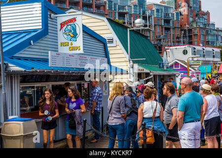 Barb's Fish & Chips am Fisherman's Wharf in Victoria, Kanada eine touristische Attraktion mit Imbissständen, einzigartige Geschäfte und Schwimmer Wohnungen oder Hausboote Stockfoto