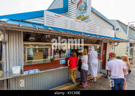 Barb's Fish & Chips am Fisherman's Wharf in Victoria, Kanada eine touristische Attraktion mit Imbissständen, einzigartige Geschäfte und Schwimmer Wohnungen oder Hausboote Stockfoto