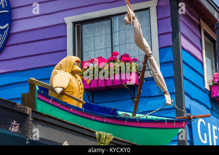 Cololful Gebäude am Fisherman's Wharf in Victoria, Kanada eine touristische Attraktion mit Imbissständen, einzigartige Geschäfte und Schwimmer Wohnungen oder Hausboote Stockfoto