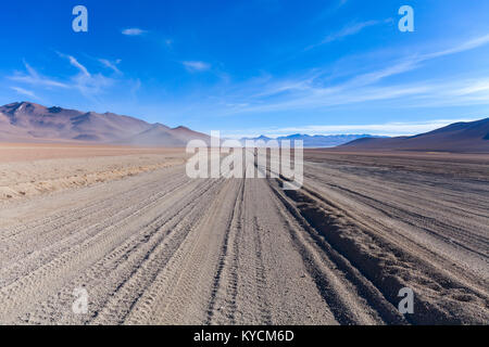 Das Auto Wanderwege mitten in der Wüste. Wüste Straße in den Bergen Altiplano Uyuni Stockfoto