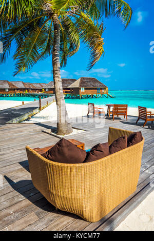Beach Bar auf einem Holiday Island Resort auf den Malediven, Indischer Ozean Stockfoto
