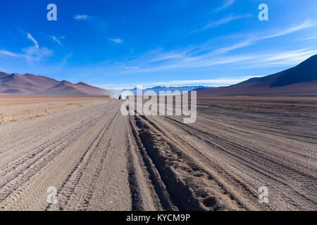 Das Auto Wanderwege mitten in der Wüste. Wüste Straße in den Bergen Altiplano Uyuni Stockfoto