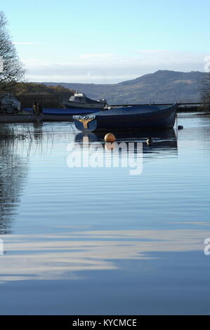 Die Fischer ihre Boote in den frühen Morgen am Ufer des Loch Lomond Stockfoto