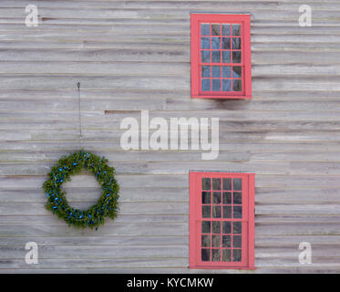 Weihnachten ein Kranz an der Seite eines alten Gebäudes Stockfoto