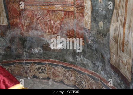 Fresken in der Kirche St. Demetrius, Markova Sušica, Nordmakedonien, die Heilige und biblische Ereignisse darstellen. Die Gemälde spiegeln byzantinischen Einfluss und die orthodoxe religiöse künstlerische Tradition wider. Stockfoto