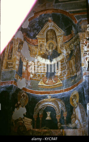 Innenfresken der Kirche St. Demetrius in Markova Sušica, Nordmakedonien. Die Gemälde illustrieren biblische Erzählungen und heilige Figuren, die charakteristisch für die orthodoxe christliche Kunst in der Balkanregion sind. Stockfoto