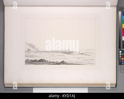 Dieses Foto von Persepolis von seiner Nordwand zeigt das Terrassenplateau der alten Hauptstadt des Achämeniden-Reiches, mit ruinierten Säulen und einer gepflasterten Steinplattform. Stockfoto