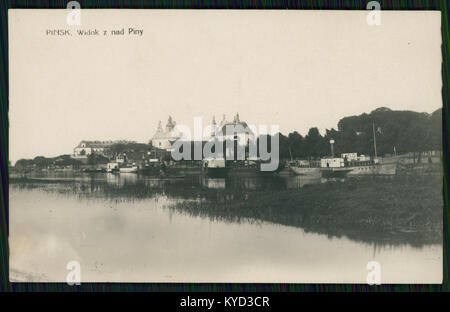 Ein Foto von Pinsk, Weißrussland, aufgenommen zwischen 1925 und 1930, das die städtische Umgebung und Architektur der Stadt während der Zwischenkriegszeit darstellt. Das Bild spiegelt die lokale Kultur und die historische Entwicklung in der Region wider. Stockfoto