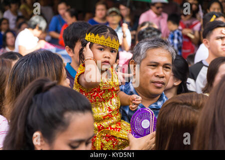 Cebu City, Philippinen. 14. Januar, 2018. Ein junges Kind trägt ein Santo Nino Outfit direkt in die Kamera schaut. Als Teil der Sinulog 9 Tag religiöse Fest, der philippinischen Katholiken versammeln sich am frühen Morgen die Sonntagsmesse mit Santo Nino Figürchen, Repliken des Kindes Jesus. Der Glaube in diesem Bildnis stammt aus der Zeit der Entdecker Ferdinand Magellan, der die ursprüngliche Figur als Geschenk, als er im Jahr 1521 bei Cebu landeten gab. Quelle: bildergallerie 2/Alamy leben Nachrichten Stockfoto