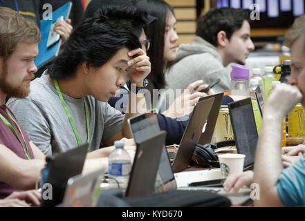 Vancouver, Kanada. 13 Jan, 2018. Die jährliche Hackathon 'NWHacks' an der Universität von British Columbia in Vancouver, Kanada, Jan. 13, 2018 gehalten wird. Mehr als 600 Personen aus Kanada und den Vereinigten Staaten nahmen an der 24h-Wettbewerb. Credit: Liang Sen/Xinhua/Alamy leben Nachrichten Stockfoto