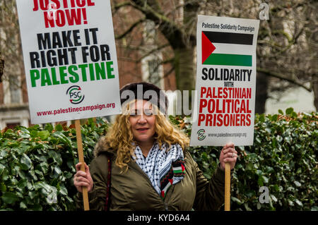 Januar 13, 2018 - London, UK. 13. Januar 2018. Eine Demonstrantin auf der US-Botschaft in Grosvenor Square hält bis Plakate mit verbundenen Augen, männliche und weibliche Puppen, Kind Gefangenen um Hilfe ruft. Der Protest fordert die Freilassung der Häftlinge in israelischen Gefängnissen, darunter Ahed Tamimi, Slapping ein israelischer Soldat gehalten, die kam in den Garten der Familie kurz nachdem sie gelernt hatte, dass eine relative durch israelische Streitkräfte geschossen worden war. Sie ist eine von den Tausenden von palästinensischen Kindern festgehalten wurden von Israel seit 2000 in einer systematischen Politik, die der UN-stret gesagt hat Stockfoto