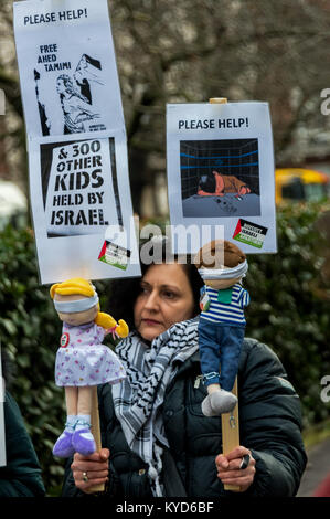 Januar 13, 2018 - London, UK. 13. Januar 2018. Eine Demonstrantin auf der US-Botschaft in Grosvenor Square hält bis Plakate mit verbundenen Augen, männliche und weibliche Puppen, Kind Gefangenen um Hilfe ruft. Der Protest fordert die Freilassung der Häftlinge in israelischen Gefängnissen, darunter Ahed Tamimi, Slapping ein israelischer Soldat gehalten, die kam in den Garten der Familie kurz nachdem sie gelernt hatte, dass eine relative durch israelische Streitkräfte geschossen worden war. Sie ist eine von den Tausenden von palästinensischen Kindern festgehalten wurden von Israel seit 2000 in einer systematischen Politik, die der UN-stret gesagt hat Stockfoto