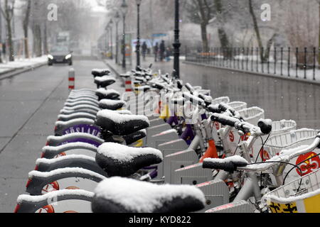 Wien, Österreich. 14. Januar 2018. Schneefall in Wien. Bild zeigt Fahrräder mit Schnee bedeckt. Quelle: Franz Perc/Alamy leben Nachrichten Stockfoto