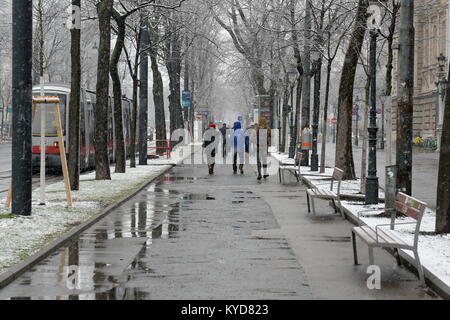 Wien, Österreich. 14. Januar 2018. Schneefall in Wien. Die Menschen entlang der inneren Ring von Wien. Quelle: Franz Perc/Alamy leben Nachrichten Stockfoto