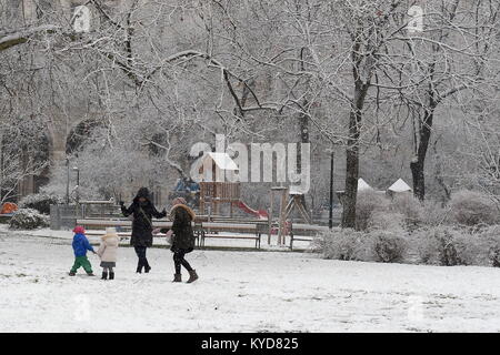 Wien, Österreich. 14. Januar 2018. Schneefall in Wien. Bild zeigt zwei Frauen spielen mit ihren Kindern in den Schnee. Quelle: Franz Perc/Alamy leben Nachrichten Stockfoto