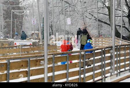 Wien, Österreich. 14. Januar 2018. Schneefall in Wien. Bild zeigt Menschen skating vor dem Wiener Rathaus. Quelle: Franz Perc/Alamy leben Nachrichten Stockfoto