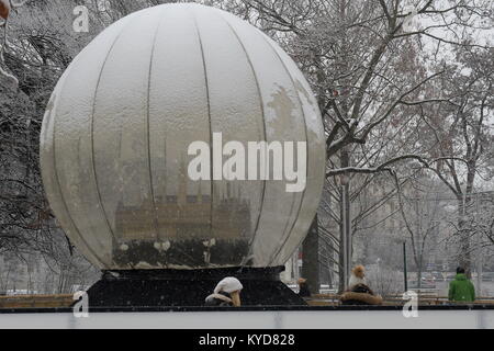 Wien, Österreich. 14. Januar 2018. Schneefall in Wien. Bild zeigt Glaskugel mit der Reflexion der Wiener Rathaus. Quelle: Franz Perc/Alamy leben Nachrichten Stockfoto