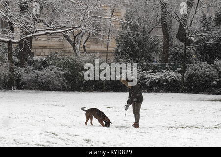 Wien, Österreich. 14. Januar 2018. Schneefall in Wien. Bild zeigt eine Frau, die das Spielen mit Ihrem Hund. Quelle: Franz Perc/Alamy leben Nachrichten Stockfoto