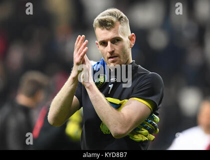 Die Eintracht Frankfurt Torwart Lukas Hradecky applaudiert Vor dem Fan Block nach dem Spiel gegen den SC Freiburg in der Commerzbank Arena Frankfurt, Deutschland, 13. Januar 2018. Foto: Arne Dedert/dpa Stockfoto