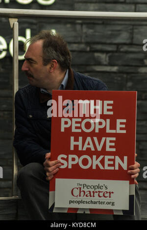 Cardiff, South Glamorgan, UK. 13 Jan, 2018. Ein demonstrant von den Mitgliedern der Gruppe machen Großbritannien große wieder gesehen, die eine Plakette an sie schreiben "Das Volk hat gesprochen", wie er vor der Nationalversammlung von Wales in Cardiff gesammelt. Sie hatten erwartet, durch den Führer der UKIP Wales Neil Hamilton und Gareth Bennett bin, die erwartet wurden, zu sprechen kam, aber sie sind nicht für die Veranstaltung zur Unterstützung der Brexit. Stattdessen wurden sie von einem Zähler Protest von etwa hundert Menschen organisiert durch Stehen bis zum Rassismus Wales met. (Bild: © Jim Holz/SOPA über ZUMA Stockfoto