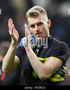 Die Eintracht Frankfurt Torwart Lukas Hradecky applaudiert Vor dem Fan Block nach dem Spiel gegen den SC Freiburg in der Commerzbank Arena Frankfurt, Deutschland, 13. Januar 2018. Foto: Arne Dedert/dpa Stockfoto