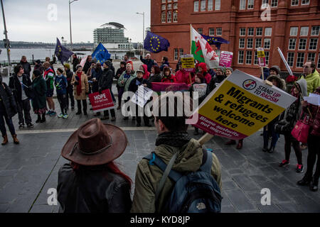 Cardiff, South Glamorgan, UK. 13 Jan, 2018. Eine kleine Zahl von Mitgliedern der Gruppe machen Großbritannien große wieder außerhalb der Nationalversammlung von Wales in Cardiff gesammelt. Sie hatten erwartet, durch den Führer der UKIP Wales Neil Hamilton und Gareth Bennett bin, die erwartet wurden, zu sprechen kam, aber sie sind nicht für die Veranstaltung zur Unterstützung der Brexit. Stattdessen wurden sie von einem Zähler Protest von etwa hundert Menschen organisiert durch Stehen bis zum Rassismus Wales met. Quelle: Jim Holz/SOPA/ZUMA Draht/Alamy leben Nachrichten Stockfoto