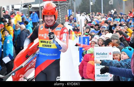 Oberhof, Deutschland. 14 Jan, 2018. Felix Loch aus Deutschland feiert seinen Sieg beim Rodel-Weltcup in Oberhof, Deutschland, 14. Januar 2018. Foto: Martin Schutt/dpa-Zentralbild/dpa/Alamy leben Nachrichten Stockfoto