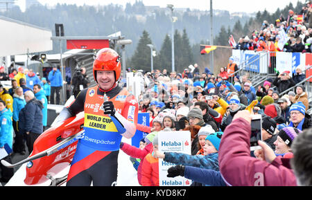 Oberhof, Deutschland. 14 Jan, 2018. Felix Loch aus Deutschland feiert seinen Sieg beim Rodel-Weltcup in Oberhof, Deutschland, 14. Januar 2018. Foto: Martin Schutt/dpa-Zentralbild/dpa/Alamy leben Nachrichten Stockfoto