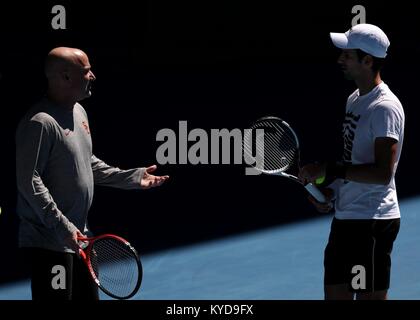 Melbourne, Australien. 14 Jan, 2018. Novak Djokovic (R) von Serbien und sein Trainer Andre Agassi der Vereinigten Staaten Chat während des Trainings vor der Australian Open 2018 in Melbourne Park in Melbourne, Australien, 14.01.2018. Credit: Bai Xuefei/Xinhua/Alamy leben Nachrichten Stockfoto