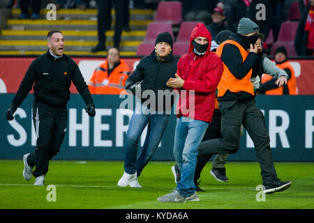 Köln, Deutschland. 14 Jan, 2018. Eine Gruppe von Kölner fans Sprung ins Gericht während der Hälfte der Zeit am Rhein Energie Stadion in Köln, Deutschland, 14. Januar 2018. Credit: Rolf Vennenbernd/dpa/Alamy leben Nachrichten Stockfoto