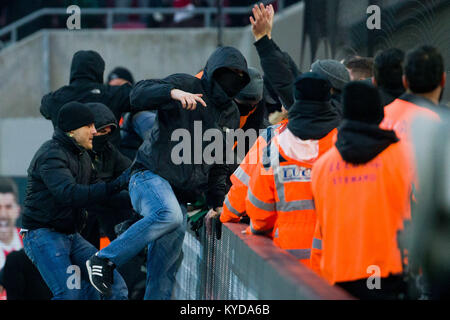 Köln, Deutschland. 14 Jan, 2018. Eine Gruppe von Kölner fans Sprung ins Gericht während der Hälfte der Zeit am Rhein Energie Stadion in Köln, Deutschland, 14. Januar 2018. Credit: Rolf Vennenbernd/dpa/Alamy leben Nachrichten Stockfoto