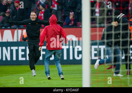 Köln, Deutschland. 14 Jan, 2018. Eine Gruppe von Kölner fans Sprung ins Gericht während der Hälfte der Zeit am Rhein Energie Stadion in Köln, Deutschland, 14. Januar 2018. Credit: Rolf Vennenbernd/dpa/Alamy leben Nachrichten Stockfoto