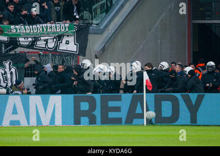 Köln, Deutschland. 14 Jan, 2018. Eine Gruppe von Kölner Fans werden schiebt, die von der Polizei während der Hälfte der Zeit am Rhein Energie Stadion in Köln, Deutschland, 14. Januar 2018. Credit: Rolf Vennenbernd/dpa/Alamy leben Nachrichten Stockfoto