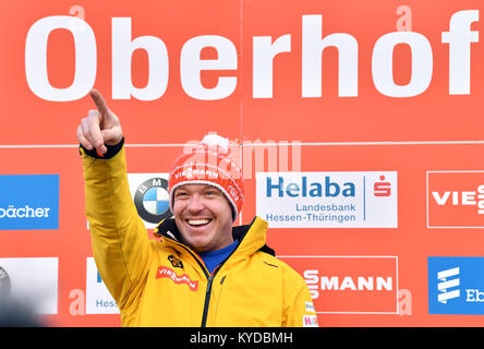 Oberhof, Deutschland. 14 Jan, 2018. Felix Loch von Deutschland ist mit seinem Gewinn in der Männer 1-Mann Team Relais Veranstaltung im Rennrodeln Weltcup in Oberhof, Deutschland, 14. Januar 2018 sehr zufrieden. Foto: Martin Schutt/dpa-Zentralbild/dpa/Alamy leben Nachrichten Stockfoto