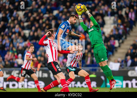 Athletic Club Torwart Jago Herrerin (13) und der RCD Espanyol vorwärts Leo Baptistao (11) Während des Spiels zwischen RCD Espanyol v Athletic Club, für die Runde 19 der Liga Santander, an RCDE Stadium am 14. Januar 2018 in Barcelona, Spanien gespielt. Stockfoto