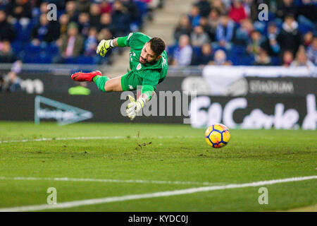 Athletic Club Torwart Jago Herrerin (13) kann nicht vermeiden, RCD Espanyol, Gerard Moreno (7) Ziel der Übereinstimmung zwischen RCD Espanyol v Athletic Club, für die Runde 19 der Liga Santander, an RCDE Stadium am 14. Januar 2018 in Barcelona, Spanien gespielt. Stockfoto