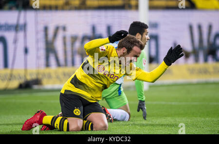 Dortmund, Deutschland. 14 Jan, 2018. Dortmunder Mario Götze ist genervt und kniet sich nach einer verpassten Chance, während die deutsche Bundesliga Fußballspiel zwischen Borussia Dortmund und dem VfL Wolfsburg am Signal Iduna Park, Dortmund, Deutschland, 14. Januar 2018. (EMBARGO BEDINGUNGEN - ACHTUNG: Aufgrund der Akkreditierung Richtlinien, die DFL gestattet nur die Veröffentlichung und Verwertung von bis zu 15 Bildern pro Spiel im Internet und in online Medien während des Spiels.) Credit: Guido Kirchner/dpa/Alamy leben Nachrichten Stockfoto