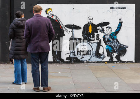 Shoreditch, London, 14. Jan 2018. Londonern und Touristen Reagieren und Interagieren mit einem neuen street art Stück für Loretto, Darstellung von US-Präsident Donald Trump als Leadsänger der Band "Psychos", mit Wladimir Putin am Schlagzeug und Nordkoreas Kim Jong-un an der Gitarre. Die Arbeit ist von der Londoner Künstler Loretto, deren Stücke mit sozialpolitischen Kontext, in banksy-esque Stil, über London im letzten Jahr erschienen sind. Credit: Imageplotter Nachrichten und Sport/Alamy leben Nachrichten Stockfoto