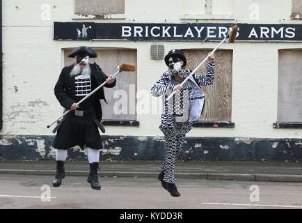 Whittlesey, Cambridgeshire, Großbritannien. 13 Jan, 2018. Schwein Deich Molly Mitglieder. Das Stroh tragen Festival Prozession im Whittlesey, Cambridgeshire, Großbritannien, am 13. Januar 2018. Die whittlesea Stroh tragen Festival feiert die alte Moorlandzone brauch der paradieren Stroh trägt rund um die Stadt jeden Januar Pflug. Dieses Festival geschieht am ersten Wochenende nach Pflug Montag. Die Prozession, geführt durch den Stroh tragen, hat über 250 Tänzer, Musiker und Interpreten. Sie führen traditionelle Molly, Morris, Verstopfen und Schwert Tanz. Credit: Paul Marriott/Alamy leben Nachrichten Stockfoto