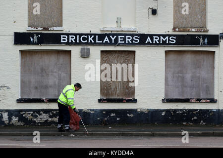 Whittlesey, Cambridgeshire, Großbritannien. 13 Jan, 2018. Eine Person nimmt wenig Vor der Maurer Arme. Das Stroh tragen Festival Prozession im Whittlesey, Cambridgeshire, Großbritannien, am 13. Januar 2018. Die whittlesea Stroh tragen Festival feiert die alte Moorlandzone brauch der paradieren Stroh trägt rund um die Stadt jeden Januar Pflug. Dieses Festival geschieht am ersten Wochenende nach Pflug Montag. Die Prozession, geführt durch den Stroh tragen, hat über 250 Tänzer, Musiker und Interpreten. Sie führen traditionelle Molly, Morris, Verstopfen und Schwert Tanz. Credit: Paul Marriott/Alamy leben Nachrichten Stockfoto