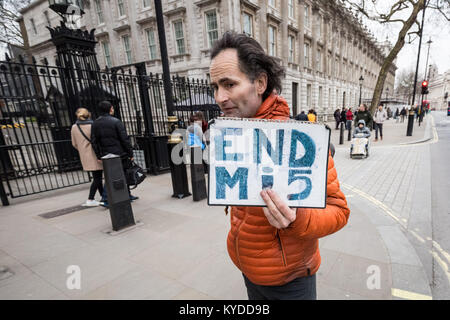 Downing Street, London, UK. 14 Jan, 2018. Ein einsamer Demonstrant außerhalb der Downing Street Gates hält ein Schild mit der Aufschrift "Mi5", die sich auf inländische Secret Intelligence Agency des Vereinigten Königreichs. Credit: Guy Corbishley/Alamy leben Nachrichten Stockfoto